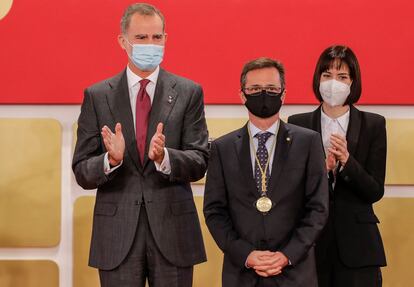 Antonio Cabrales, Felipe VI y Diana Morany, en noviembre de 2021 en Valencia.