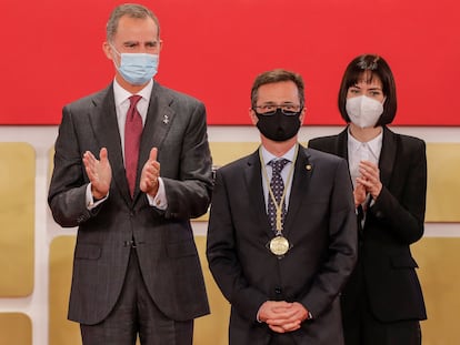 Antonio Cabrales, Felipe VI y Diana Morany, en noviembre de 2021 en Valencia.