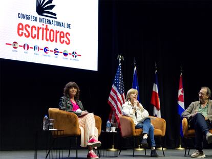 Rosa Montero, Mayra Santos y José Manuel Fajardo, durante la inauguración del Congreso Internacional de Escritores en Caguas, Puerto Rico, este martes.