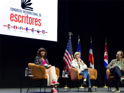 Rosa Montero, Mayra Santos y José Manuel Fajardo, durante la inauguración del Congreso Internacional de Escritores en Caguas, Puerto Rico, este martes.