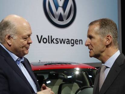 El presidente de Ford, Jim Hackett, izquierda, haba con Herbert Diess, consejero delegado de Volkswagen.