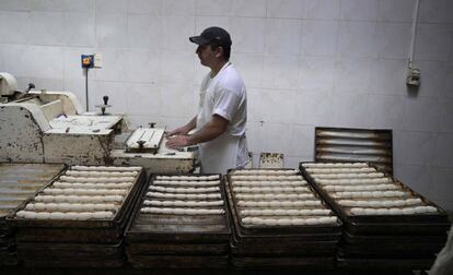 Un operario elabora pasta fresca en un establecimiento productivo de Buenos Aires.