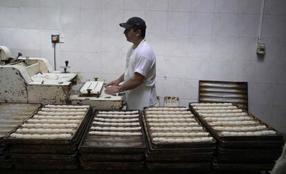 Un operario elabora pasta fresca en un establecimiento productivo de Buenos Aires. 