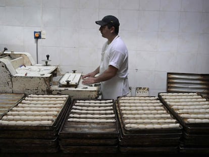 Un operario elabora pasta fresca en un establecimiento productivo de Buenos Aires. 