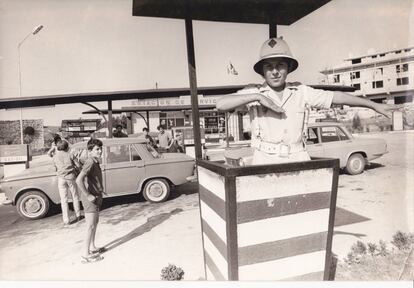 También tenían centros educativos, iglesia, bar, supermercado e incluso una gasolinera. Todo, como se observa en la foto, regentado por ellos mismos mediante un sistema asambleario y la supervisión del padre Silva.