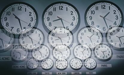 Relojes marcando la hora en diferentes ciudades del munod.