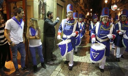 Tambores de la sociedad Gaztelubide tocan en las calles de la Parte Vieja donostiarra en el inicio de la fiesta.