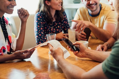 El nivel de vida de los amigos con dinero y los amigos sin se percibe por la tranquilidad o por la angustia con la que unos y otros reciben 'la dolorosa'.