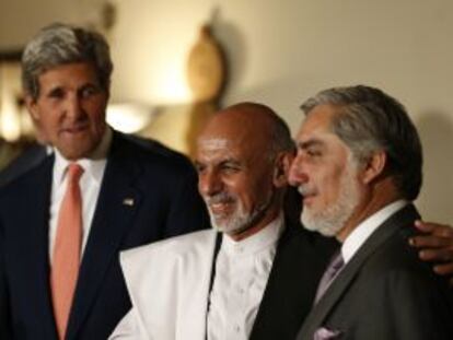 Ashraf Ghani Ahmadzai, en el centro, y Abdul&aacute; Abdul&aacute;, a la derecha, junto al secretario de Estado, John Kerry.