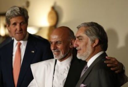 Ashraf Ghani Ahmadzai, en el centro, y Abdul&aacute; Abdul&aacute;, a la derecha, junto al secretario de Estado, John Kerry.
