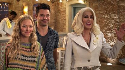 Amanda Seyfried, Dominic Cooper y Cher, en 'Mamma Mia! Una y otra vez'.