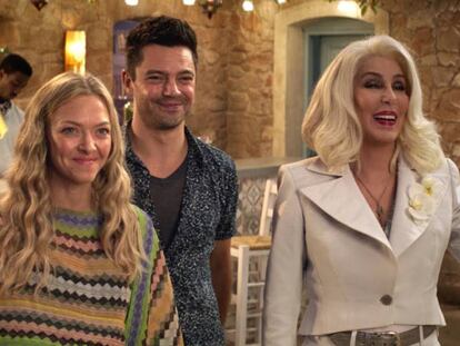 Amanda Seyfried, Dominic Cooper y Cher, en 'Mamma Mia! Una y otra vez'.