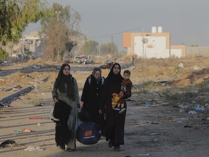 Una familia camina hacia el sur de la franja de Gaza durante el alto el fuego, este viernes.