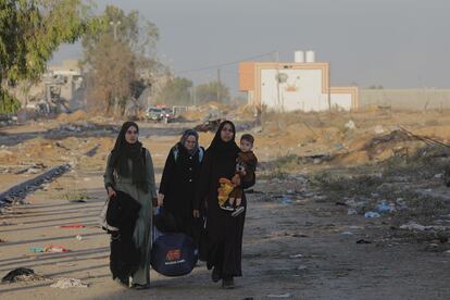 Una familia camina hacia el sur de la franja de Gaza durante el alto el fuego, este viernes.
