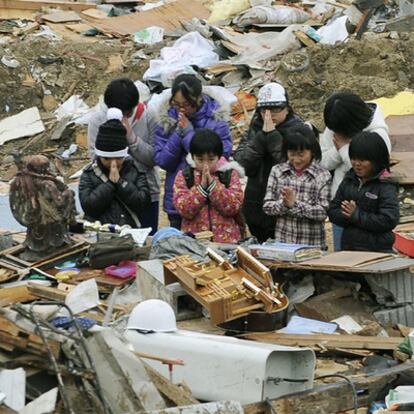 Un grupo de niños guarda un minuto de silencio un mes después del terremoto en Miyako.