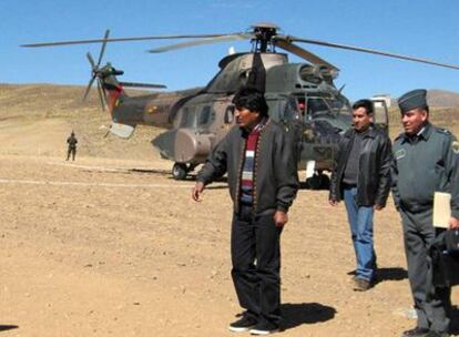 Fotografía cedida por el Gobierno boliviano en la que se ve al presidente, Evo Morales, a su llegada el pasado 20 de julio a un acto a la localidad andina de Huanuni, frente al helicóptero 'Súper Puma' cedido por Venezuela y que se estrelló horas más tarde cerca de la localidad de Colomi, en la región central de Cochabamba.