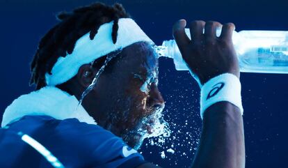 Monfils se refresca durante su partido contra Djokovic.