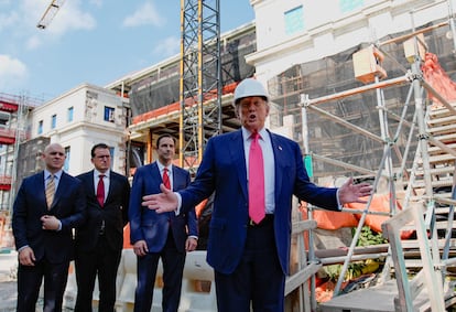 Trump, este jueves, durante la visita a la Fed.