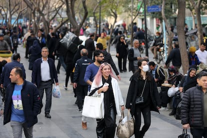 En las calles de ciudades como Teherán es cada vez más frecuente ver a mujeres sin el pañuelo islámico, como en esta imagen del 16 de noviembre.