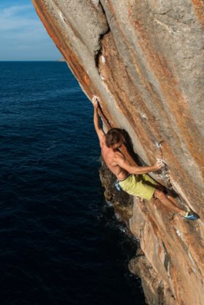 Chris Sharma escalando en los acantilados de la costa oeste de Mallorca, cerca de Sóller.