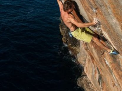 Chris Sharma escalando en los acantilados de la costa oeste de Mallorca, cerca de Sóller.