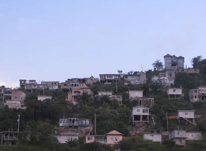 Panorámica de una población del norte de Jamaica. Los poblados conviven al lado de majestuosos hoteles y campos de golf para turistas.