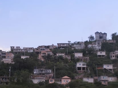 Panorámica de una población del norte de Jamaica. Los poblados conviven al lado de majestuosos hoteles y campos de golf para turistas.