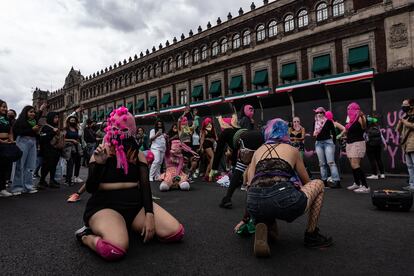 Mujeres del colectivo 'Capuchas Rosas' baila frente a las barricadas que fueron colocadas ante Palacio Nacional, en el Centro Histórico de la Ciudad de México. 