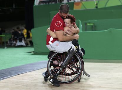 Eles se abraçaram após o fim da partida entre China e Canadá no basquete feminino.