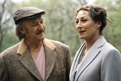 Gene Hackman / 'Los Tenenbaums. Una familia de genios' – Según ha revelado Wes Anderson durante la promoción de su última película, 'La trama fenicia', Gene Hackman, el llorado protagonista de 'La conversación' y 'Arde Misisipi', no sabía qué pintaba en 'Los Tenenbaums. Una familia de genios'. Hackman ya había mostrado su disconformidad con algunos elementos clave de las películas de Anderson, como el hecho de que todos los actores cobrasen el mismo salario, tanto jóvenes promesas como los actores consolidados, algo que otro de los protagonistas, Bill Murray, había aceptado de buen grado desde su primera colaboración juntos. Pero para Hackman suponía un problema grave que incluso le hizo plantearse abandonar la película, aunque finalmente aceptó quedarse a regañadientes. El rodaje fue tenso por su actitud, algo que también ha reconocido Bill Murray, pero no era una cuestión únicamente económica: Hackman no entendía la película, ni el tono, ni el argumento, algo que le recalcó a Anderson tras finalizar el rodaje. “La película le gustó, pero me dijo que durante el rodaje no la entendía”, reconoció el realizador hace unos días. “Ojalá le hubiera mostrado 10 minutos al principio. Entonces, tal vez, habría dicho: 'Vale, lo entiendo”. No fue el único actor que no sólo fue capaz de protagonizar una película que no entendía, sino que realizó una interpretación magistral. Hay muchos casos similares.