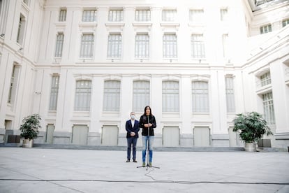 La ex vicealcaldesa de Madrid, Begoña Villacís, el 17 de febrero junto a Mariano Fuentes en el Palacio de Cibeles.