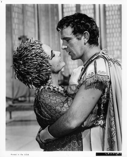 Elizabeth Taylor y Richard Burton en una escena de 'Cleopatra', la película en la que se conocieron en 1962.