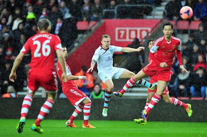 Scott Arfield, del Burnley, remata durante el partido ante el Southampton.