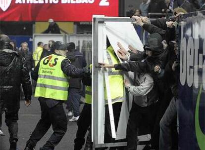 Ultras violentos invanden el campo del Austria de Viena.