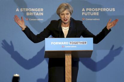 Theresa May presenta el manifiesto del Partido Conservador en un acto celebrado en el centro The Arches, en Halifax (Reino Unido), el 18 de mayo de 2017. 