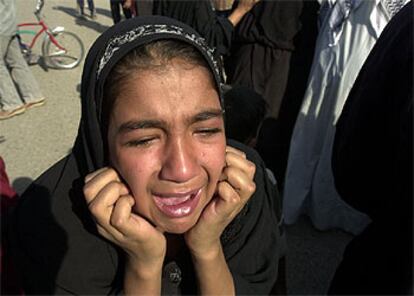 Una mujer llora tras la muerte de su hermano en un enfrentamiento con tropas de EE UU en Bagdad.