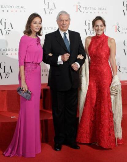 Tamara Falcó con su madre y Mario Vargas Llosa en el veinte aniversario del Teatro Real de Madrid.
