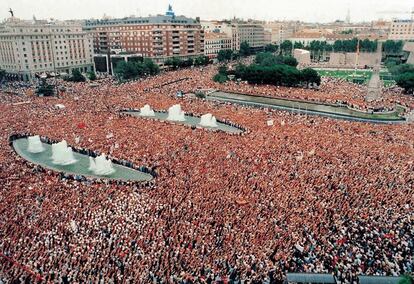 Más de un millón de personas participaron en la manifestación en Madrid, el 17 de julio de 1997, en repulsa por el secuestro y asesinato por ETA de Miguel Ángel Blanco. La marcha, bajo el lema "Por la paz, la unidad y la libertad", recorrió varias calles de la capital en un trayecto de más de cuatro kilómetros. En la imagen, la plaza de Colón atestada de manifestantes.