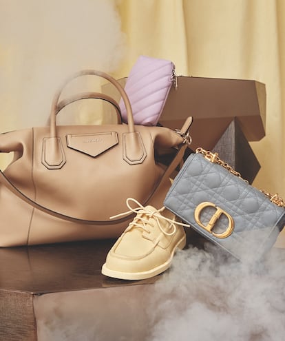 Bolsito para el móvil de Pull&Bear (9,99 €), bolso beis de Givenchy (1.750 €), zapato de Camper (145 €) y bolso azul de Dior (c. p. v.); mesilla de Garrido Gallery.
