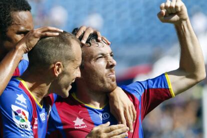 Rubén Suárez celebra el primero gol de su equipo con Nano y Koné.