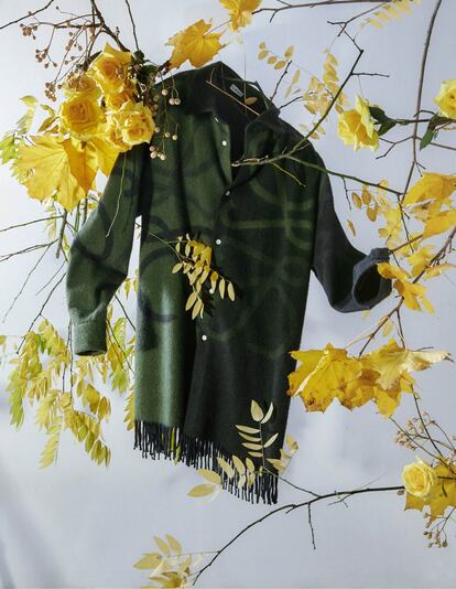 <b>Armario natural</b>Chaqueta en lana y cachemira de Loewe. 2.400 euros. Instalación floral de Flores Carlos de Troya.<br>