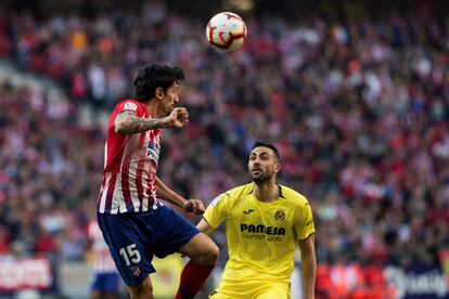 El defensa del Atlético de Madrid Stefan Savic (i) y el centrocampista del Villarreal Vicente Iborra durante el partido de la vigésimo quinta joranda de Liga que disputan en el estadio Wanda Metropolitano de Madrid.
