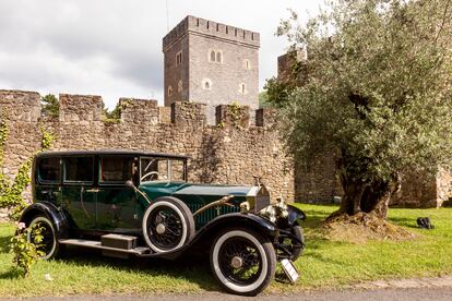 Para un amante de los coches clásicos. Al suroeste de Bilbao, en Enkarterri, una fortaleza del siglo XIV llamada Torre Loizaga guarda en su interior un secreto de lujo: la mayor colección privada de Rolls-Royce de Europa. En sus seis pabellones hay 45 modelos de 1910 a 1990; todos en perfecto estado de conservación.