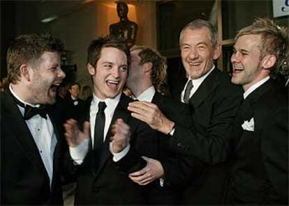 De izquierda a derecha, Sean Astin, Elijah Wood, Billy Boyd, Ian McKellen y Dominic Monaghan, actores de <i>El retorno del rey.</i>