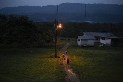 La comunidad, alejada de las poblaciones grandes de la provincia de Sucumbios, tiene un internet comunitario. Al caer la noche, los jóvenes se juntan en torno a la zona donde llega la señal wifi.