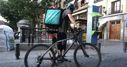 Un repartidor de la empresa Deliveroo en el centro de Madrid.