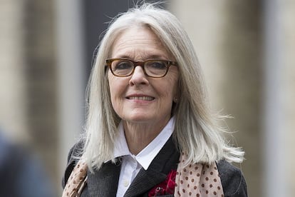 Diane Keaton (72 años)

La oscarizada actriz luce con orgullo su melena gris y un estilo propio de aires masculinos que parece heredado de su mítico papel en Annie Hall. Antes, dice, deseaba que la gente la mirara con atención. Ahora solo quiere envejecer con dignidad.