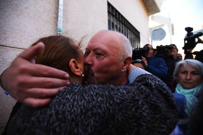 José Fabián Clemente se abraza con una vecina que ha acudido a apoyarle en el intento de desahucio.