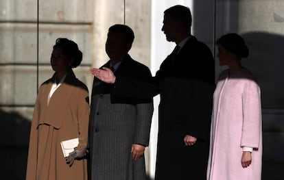 Los Reyes de España, Felipe y Letizia, junto al presidente de China, Xi Jinping, y su esposa, Peng Liyuan, en el Palacio Real.