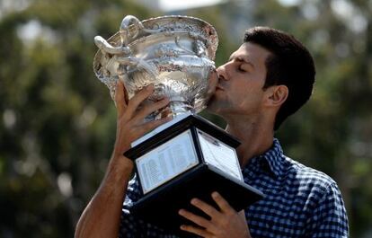 Djokovic besa el trofeo de campeón del Open de Australia